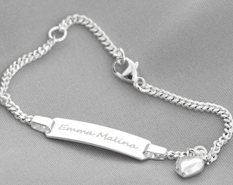 Puede incluir: Una pulsera de plata con un dije de corazón y una placa de nombre personalizada que dice "Emma Malina".