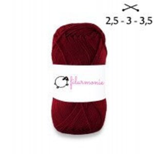 Op de afbeelding: Een bol donkerrode garen met een wit label waarop "filarmonia" en een schaaplogo staan. Het label bevat ook een naaldgrootte-aanbeveling van 2,5-3-3,5.