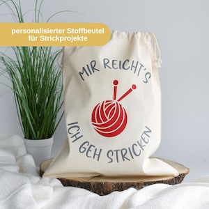 Könnte beinhalten: Ein weißer Stoffbeutel mit Kordelzug mit dem Text "Mir reicht's Ich geh stricken" und einer roten Wollknäuel mit Stricknadeln.