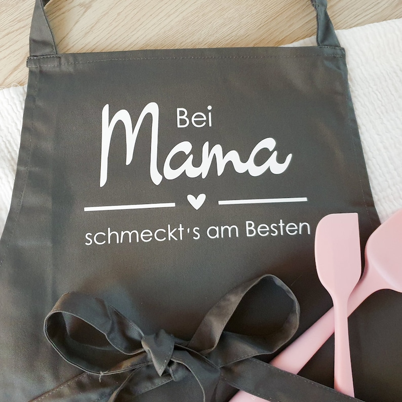 Schürze für Erwachsene personalisiert Bei Mama schmeckts am Besten Kochschürze Backschürze Geschenkidee zum Geburtstag Geschenk Bild 2