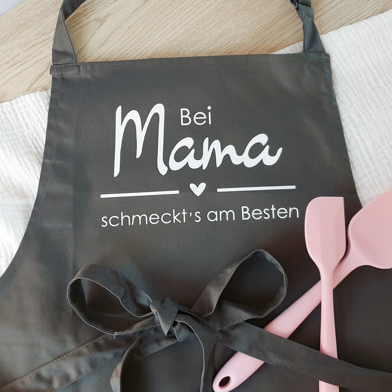 Schürze für Erwachsene personalisiert Bei Mama schmeckts am Besten Kochschürze Backschürze Geschenkidee zum Geburtstag Geschenk Bild 1