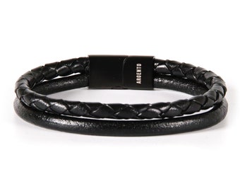 Puede incluir: Pulsera de cuero negro con diseño trenzado y cierre de metal negro. El cierre tiene la palabra "ARGENTO" grabada.