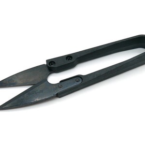 Könnte beinhalten: Schwarze Fadenscheren mit scharfen, spitzen Klingen und einem Schlaufengriff. Die Klingen sind aus Metall und mit kleinen Schrauben am Griff befestigt. Das Werkzeug ist zum Schneiden von Fäden und kleinen Schnüren bestimmt.