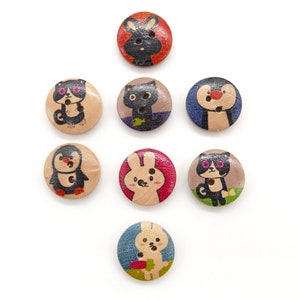 Puede incluir: Surtido de ocho botones de madera con varios diseños de animales. Los botones presentan un pingüino, un gato, un conejo y una variedad de otros animales. Los botones son todos de diferentes colores y tienen un diseño único.