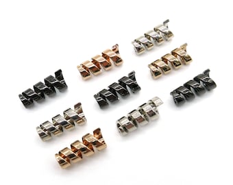 Peut inclure: Un ensemble de huit spirales pour cheveux en métal de différentes couleurs, notamment argent, or et noir. Les spirales sont conçues pour aider à créer des boucles ou des ondulations dans les cheveux.
