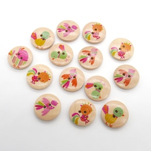 Könnte beinhalten: Sortiment von 14 Holz-Knöpfen mit bunten Vogelmotiven. Die Knöpfe sind rund und haben ein Zwei-Loch-Design. Die Vögel sind in verschiedenen Farben dargestellt, darunter Pink, Grün, Orange und Gelb.