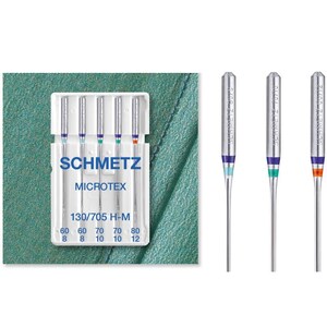 Könnte beinhalten: Eine Packung mit fünf silbernen Nähmaschinennadeln mit farbcodierten Bändern. Die Nadeln sind mit "SCHMETZ MICROTEX 130/705 H-M" gekennzeichnet.