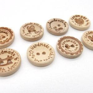 8 Holzknöpfe 20 mm &quot;Handmade with Love&quot; als Label, verschiedene Motive