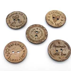 5 bottoni in legno da 30 mm "Fatto a mano con amore" come etichetta, vari motivi