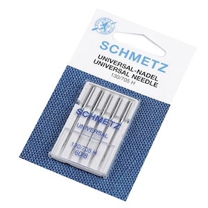 Op de afbeelding: Een verpakking met 6 zilveren naalden voor naaimachines in een doorzichtig plastic doosje. De verpakking is gelabeld met "SCHMETZ UNIVERSAL-NADEL UNIVERSAL NEEDLE 130/705 H".