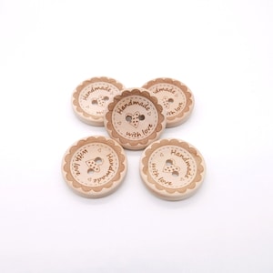 Holzknöpfe 25 mm &quot;Handmade with Love&quot;mit Verzierung als Label