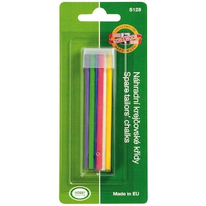 Op de afbeelding: Een verpakking met zes kleurrijke kleermakerskrijtjes in een doorzichtige plastic container. De krijtjes zijn paars, groen, roze, rood, geel en wit. De verpakking is gelabeld met 'Spare tailors' chalks' en 'Náhradní krejčovské křídy'.