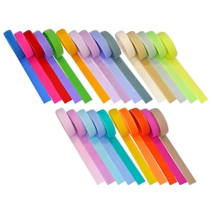 Könnte beinhalten: Sortiment an farbigen Klettverschlussbändern in verschiedenen Farbtönen, darunter Rosa, Rot, Grün, Gelb und Blau. Die Bänder sind diagonal angeordnet und zeigen die Farb- und Texturvielfalt. Ideal für Bastelarbeiten und Organisation.