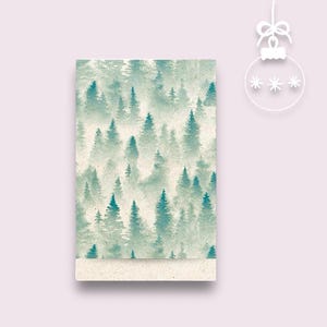 Könnte beinhalten: Ein rechteckiger Notizblock mit einem Aquarell-Waldmotiv in Türkis- und Grüntönen. Die Waldszene zeigt zahlreiche immergrüne Bäume, die eine neblige, natürliche Ästhetik erzeugen. Der untere Rand des Notizblocks ist hellbeige.