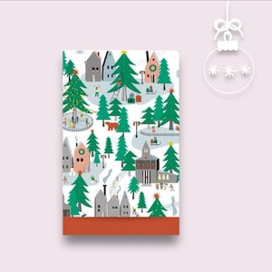 Könnte beinhalten: Ein rechteckiges Notizbuch mit einer festlichen Winterdorf-Szene. Das Cover zeigt Illustrationen von Häusern, immergrünen Bäumen und Menschen, die Winteraktivitäten genießen. Der untere Rand ist orange.
