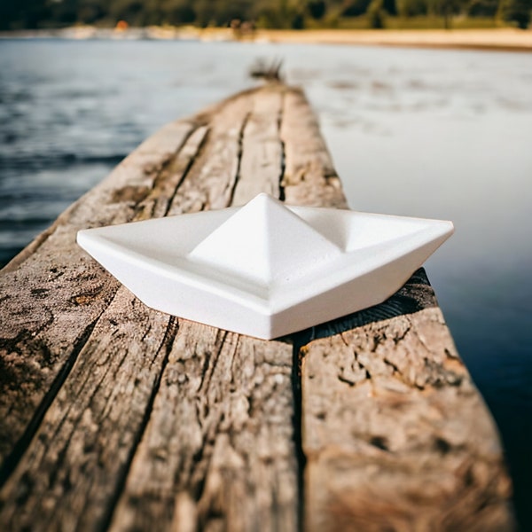Weiße Boote aus Keraflott in der Optik eines Papierschiffchens, Mitbringsel, Kleine Freude, maritime Dekoration, Geschenk, Bad-Deko