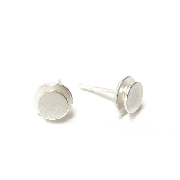 Round stud earrings, silver