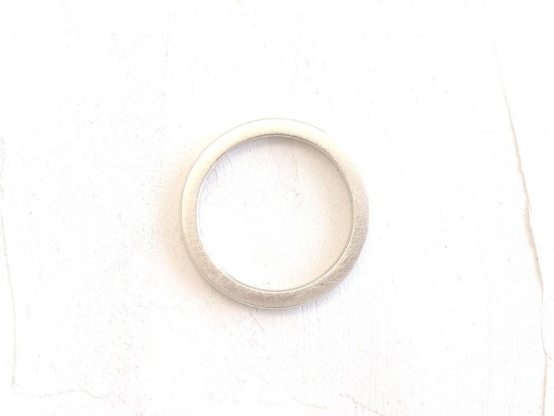 Bague argentée Modèle clair et plus étroit image 2