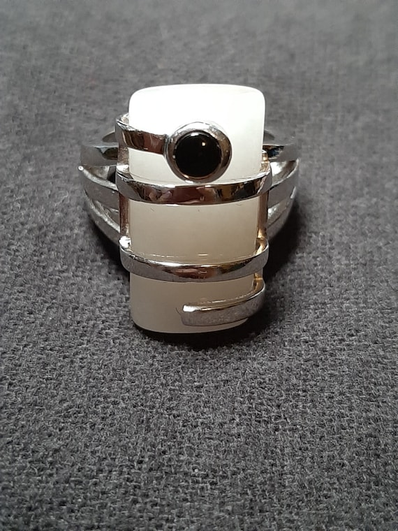 Sterling Silver White Agate and Black Onyx Ring