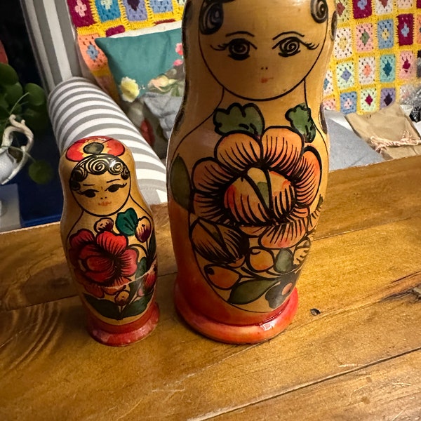 Vintage Babushka Matrioschka Folklore prachtig geschilderd 15 cm 2 stuks