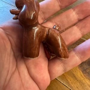 Figura de caniche en miniatura de cerámica de mediados de siglo.
