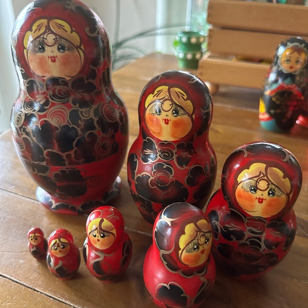 Vintage Babushka Matrioschka Folklore donkerrode vrouw 16 cm hoog 7pcs