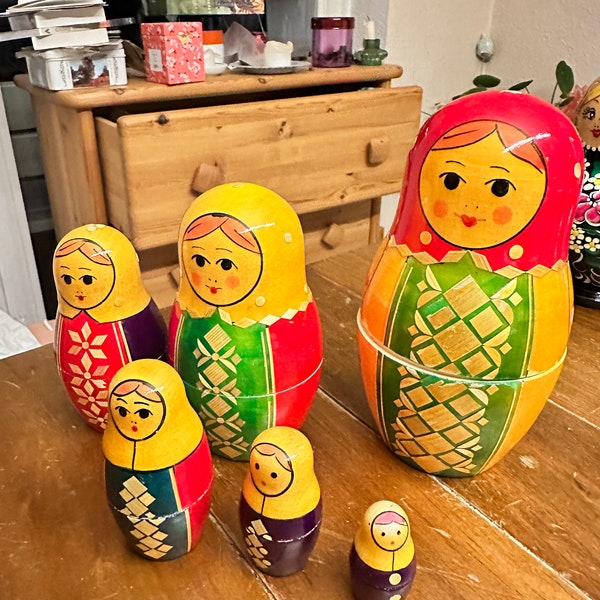 Vintage Babushka Matrioschka Folklore prachtig geschilderd 6 stuks 15 cm 1 ontbreekt waarschijnlijk