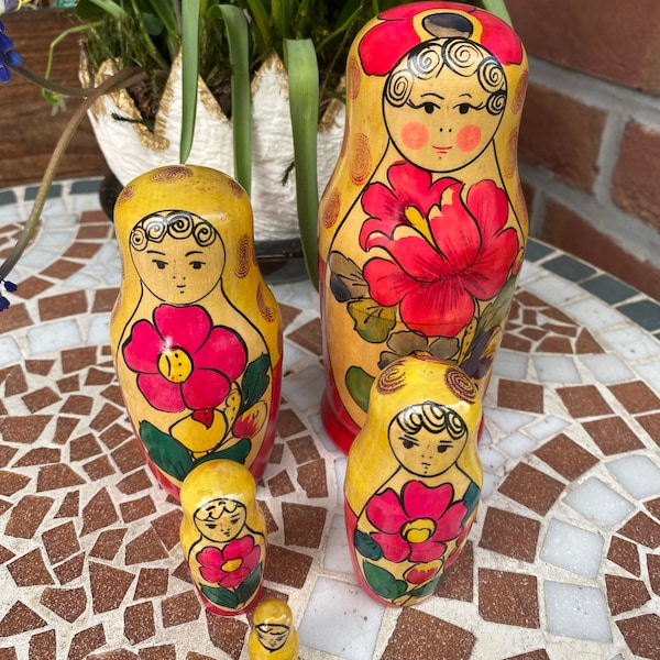 Vintage Babushka Matrioschka Folklore beautifully painted 5 pieces