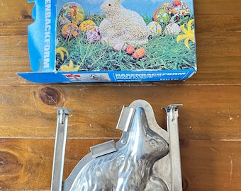 Old bunny baking pan, Easter, Easter bunny tinplate patina vintage