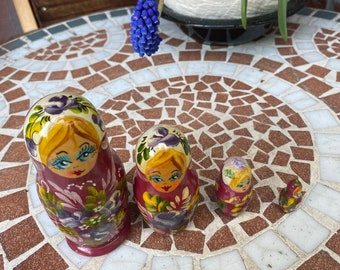 Vintage Babushka Matrioschka Folklore beautifully painted 4 pieces Attention, possibly a missing