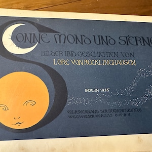 Könnte beinhalten: Vintage Buchcover mit dem Titel "Sonne Mond Und Sterne" in stilisierten Buchstaben. Das Design zeigt einen Halbmond und eine lächelnde Sonne vor einem dunkelblauen Hintergrund. Der Text enthält den Namen des Autors, Berlin und das Jahr 1925.