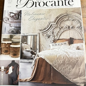 Könnte beinhalten: Ein Magazin-Cover mit dem Titel "Liefde voor Brocante" und dem Untertitel "Italiaanse Elegantie". Das Cover zeigt eine Collage von Bildern, darunter ein Bett mit dekorativer Bettwäsche, antiken Gläsern und einer Schaufensterpuppe. Der Preis des Magazins beträgt 6,99 €.