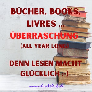 K&ouml;nnte beinhalten: Ein Stapel B&uuml;cher mit dem Text "B&Uuml;CHER, BOOKS, LIVRES... &Uuml;BERRASCHUNG (ALL YEAR LONG) DENN LESEN MACHT GL&Uuml;CKLICH.) www.dunkelrot.de" in roten Buchstaben.