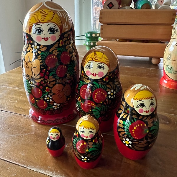 Vintage Babushka Matrioschka Folklore goudrode vrouw 15 cm hoog 5pcs