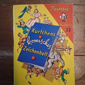 Könnte beinhalten: Ein Vintage-Taschenbuch mit dem Titel Kurtchens komisches Zeichenheft, Pevau-Büchlein 22. Das gelbe Cover zeigt eine Illustration eines großen blauen Buches, umgeben von bunten Zeichentrickfiguren wie einer Prinzessin, einem Affen und einem Elefanten.