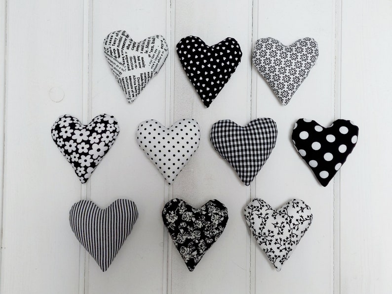 10 kleine Herzen in schwarz weiß Bild 2