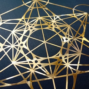 Puede incluir: Un diseño geométrico dorado sobre un fondo negro. El diseño está formado por círculos y triángulos superpuestos.