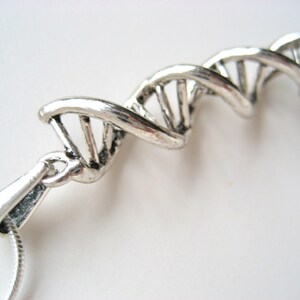 DNA sulla catena del serpente immagine 5