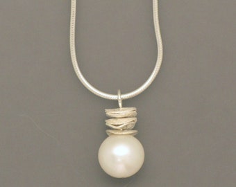 Pendant pearl with silver element
