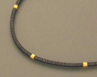 Collier hématite, petites assiettes, plaqué or