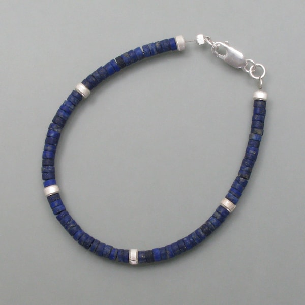 Pulsera de lapis con elementos plateados.