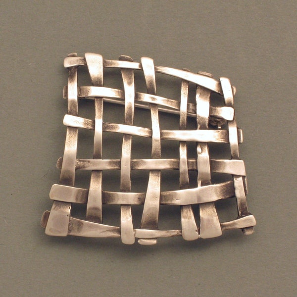 Broche de plata enrejado grande, ennegrecido