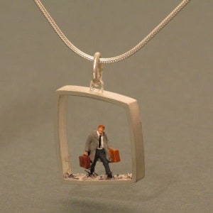 Man met koffers zilveren hanger