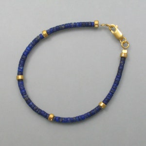 Lapisarmband med gulddetaljer