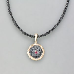 Könnte beinhalten: Ein Set aus drei Keramikbechern mit gesprenkelter, matter Oberfläche. Die Becher sind in Creme-, Hellgrau- und Dunkelgrautönen gehalten. Jeder Becher hat ein schlichtes, minimalistisches Design.