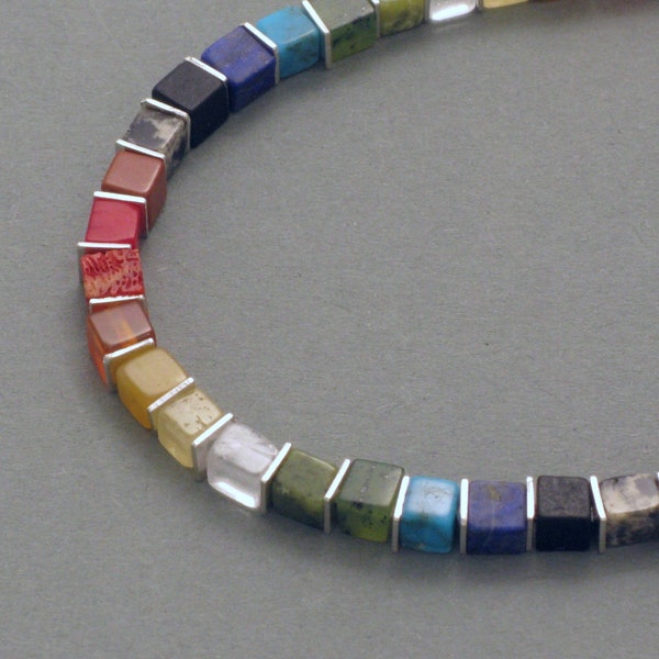 Collier de pierres précieuses cubes arc-en-ciel