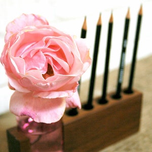 Stifthalter mit rosa Blumenvase Bild 1