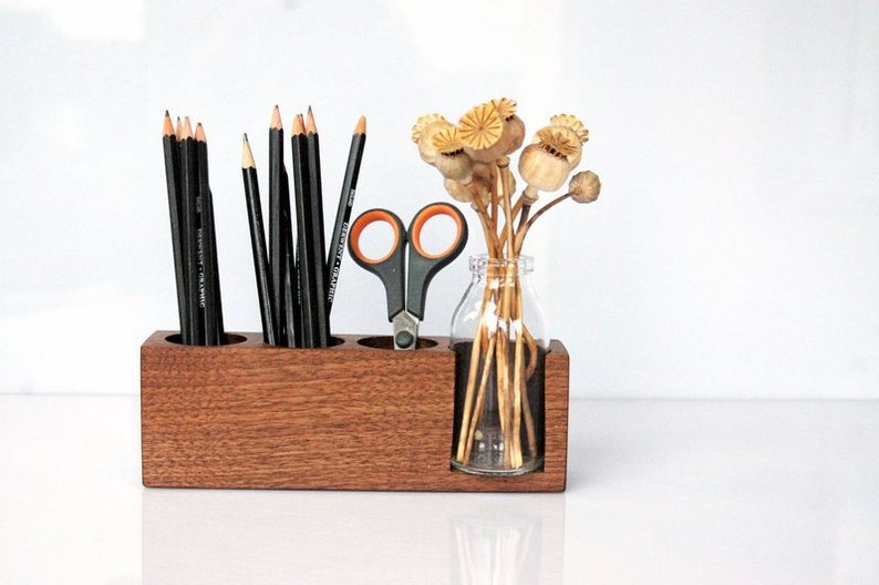 Stifthalter mit Blumenvase in Nuss Bild 1