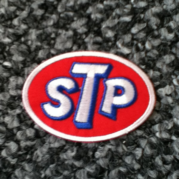 STP Motor Regale auf Bügeln / Nähen auf Patch, bestickt, Öl-Nascar-Logo, Automobil, Vintage, rot, Applikation, Abzeichen