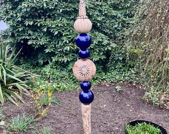 Stèle de jardin moderne en céramique bleue et beige – sculpture de jardin – stèle résistante au gel pour l'extérieur – œuvre d'art artisanale pour jardin